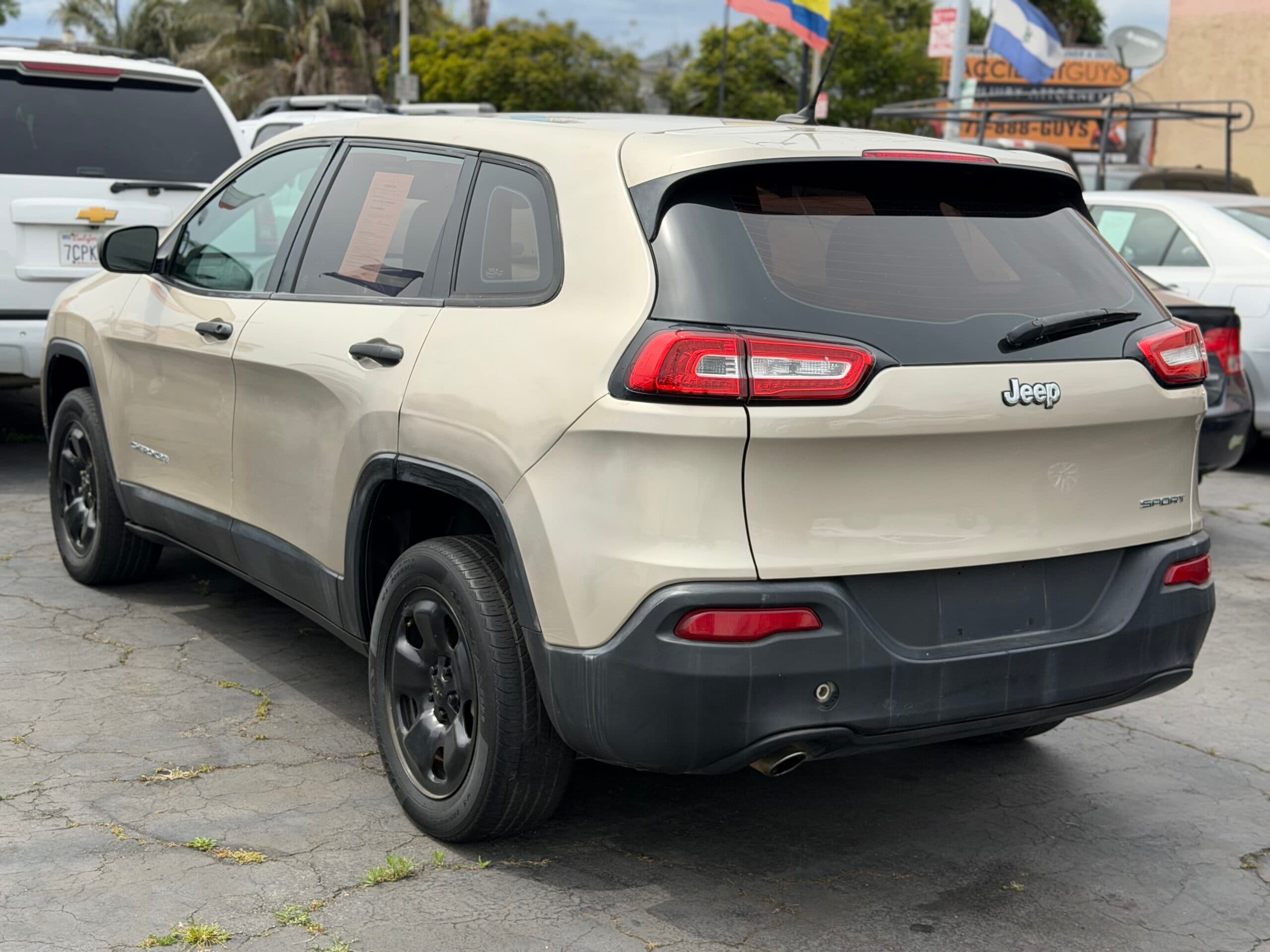 2015 Jeep Cherokee Sport thumbnail 3